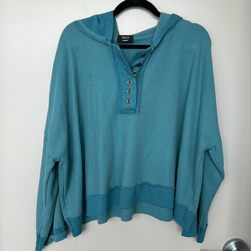 Lightweight hooded top from Vici.